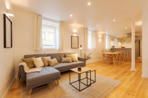 The Yellow House Spacious Duplex in Prazeres District